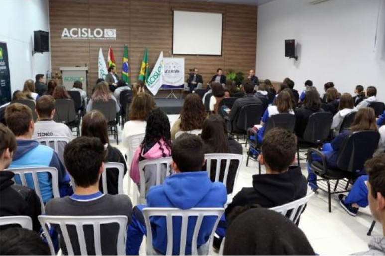 Capa notícia Projeto Acislo na Escola inicia a programação com painel sobre Empreendedorismo e Associativismo