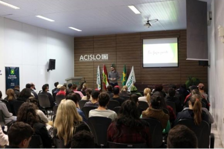 Capa notícia Em evento com alunos do Ceja, Acislo apresenta cenário de oportunidades em São Lourenço do Oeste