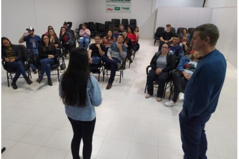 Capa notícia De forma didática, curso Venda Mais, Venda Sempre desenvolve performance de empresas