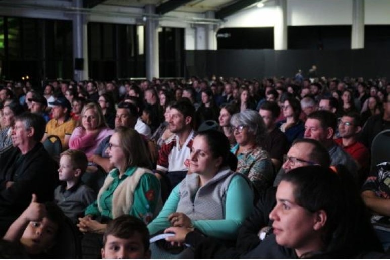 Capa notícia Em comemoração ao Dia do Trabalhador, Acislo promove Happy Hour Comedy