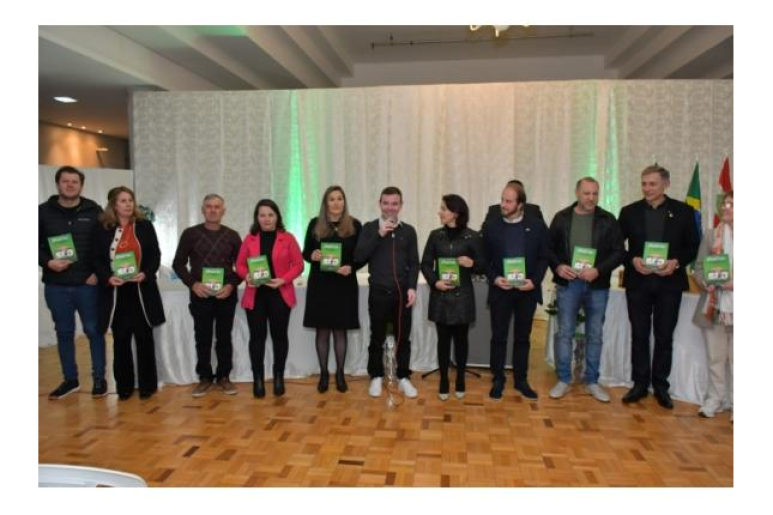 Capa notícia Apoiadora, Acislo marca presença no lançamento do livro "História de São Lourenço do Oeste"