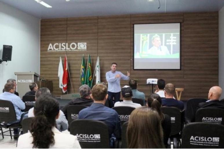 Capa notícia Na Acislo, deputado federal Valdir Cobalchini presta contas do trabalho em Brasília