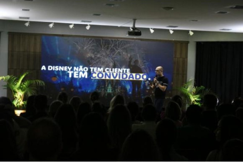 Capa notícia Casa lotada: Acislo traz palestra com foco na experiência e case Disney 